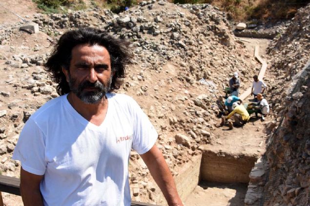 Uzak Dou lkeleri bataolmak zere dnyann drt bir yanndanbinlerce kiinin ziyaret ettii Troya ren Yeri'ndeki kaz almalar,anakkale Onsekiz Mart niversitesi (OM) Fen Edebiyat Fakltesi Arkeoloji Blm retim yesi Prof. Dr. Rstem Aslan bakanlnda, 40 kiilik ekiple srdrlyor.  