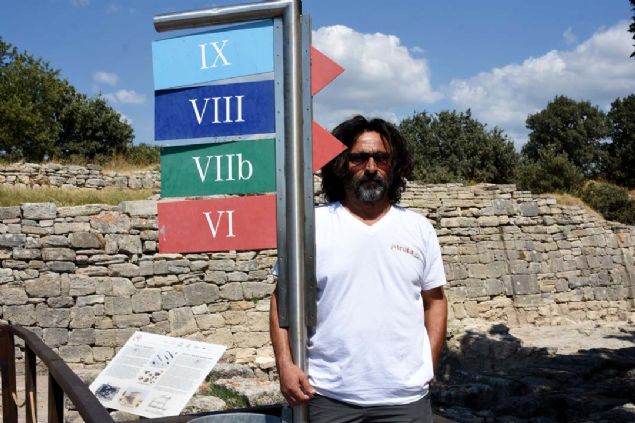 Kaz Bakan Prof. Dr. Rstem Aslan, Troya'nn sava, yangn ve deprem nedeniyle defalarcayklp, yeniden kurulduunu, 156 yldr devam eden kazlarla da ren yerinde 10 katman tespit edildiini syledi. 