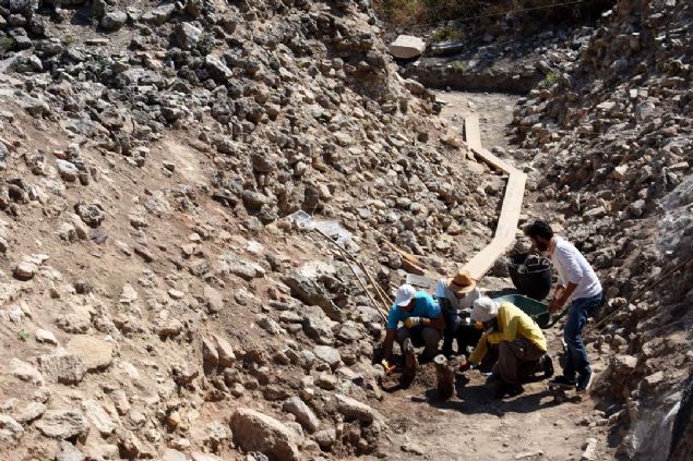 'TROYA'NIN KURULU TARH N OK NEML'  <br><br>  Troya-I'den, Troya-X'ekadar ki dnemlere ait izlerin bilindiini;ancak bu yl Troya-II kentgiriinde yaplan kazlarda Troya-0'a ulatklarn belirten Prof. Dr. Aslan, unlar syledi: 