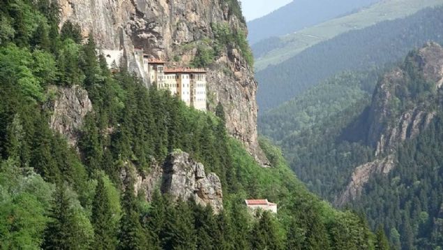 Manast�r� uzun y�llardan bat�l� turistlerinde ziyaret etti�i g�zlenirken, �te yandan  K�lt�r ve Turizm Bakanl���, 2020 y�l�n�n sonunda tamamlanmas�n� planlanan t�m restorasyon �al��malar�n�n ard�ndan UNESCO D�nya Miras� Ge�ici Listesi'nde yer alan S�mela Manast�r�'n�n daimi listeye al�nmas� i�in giri�imlere ba�layacak. 