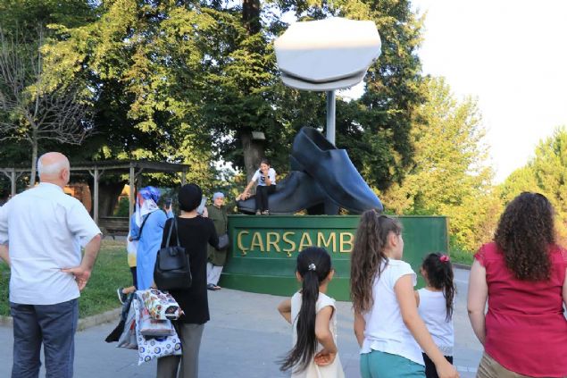 'GE KALINSA DA GURUR VERC'  <br><br>  aramba Ev Hanmlar Dernei Bakan Saniye en ise,sekiz ke kasketin orijinal halinin korunmas ve gelecek kuaklara aktarlmas iin aba harcadklarn ifade ederek,   <br><br>  'Yzyllardr ilemizin simgesi olan 8 ke kasket ile yumurta topuk ayakkabnn heykelinin dikilmesi gurur verici.   <br><br>  Aslnda bu heykelin yaplmasnda ge kalndn dnyorum ama yapldnda ok mutlu oldum. Yresel eyalarmzn byle deer grmesi bizleri gururlandrd' dedi. 