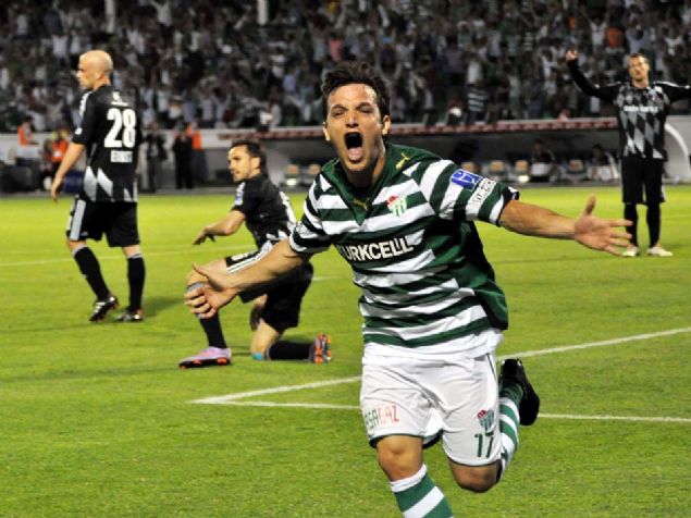 Bursaspor'un Sper Lig'deki ampiyonluk kadrosunda yer alan ve oynad futbolla taraftarn gnlnde adeta taht kuran Arjantinli oyuncu Pablo Martin Batalla ile taraftarlar temsil eden timsah figrnn, kulbn kurulu ylna atfen 1963 paradan oluan elik heykeli yapld.   