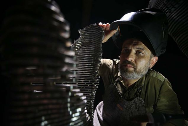 Kulbn eski yneticisi avukat Hakan Dintrk ile metal zerine faaliyet gsteren atlye sahibi arkada Rdvan Sevim, yeil-beyazl formayla 249 maa kan, takmn 2009-2010 sezonu ampiyonluundaki en nemli pay sahiplerinden olan ve uzun sre kaptanlk da yapan Batalla'y bir heykelle lmszletirmek istedi. 