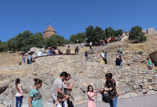 Sezer, 'Bu ayin yzlerce turistin Akdamar Adas'n ziyaret etmesine vesile olmaktadr. Bu yl yaplacak ayinin dier ayinlerden farkl olabileceini dnyoruz. nk otellerde rezervasyon yaptranlarn youn olduu bilgisi var... 