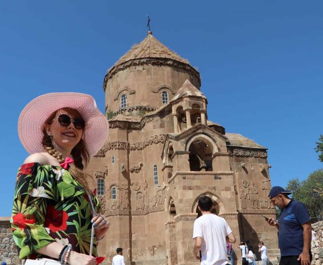 Yln her mevsimi binlerce turisti arlayan Akdamar Kilisesi'nde 8 Eyll'de yaplacak.  