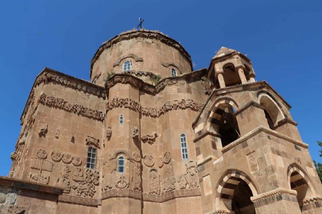 Tarihi Akdamar Kilisesi'nde ilk ayin 95 yl aradan sonra 19 Eyll 2010'da yapld. En son 2014 ylnda yaplan ayin iin yurt iinden ve yurt dndan binlerce turistVan'a geldi.   