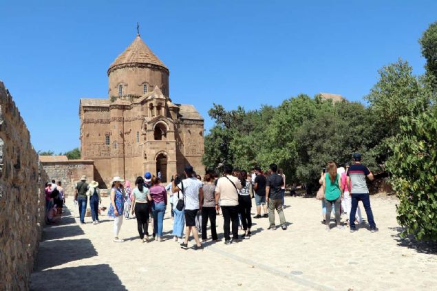 Ayin iin yurt iinden ve yurt dndan ok sayda turistin kente gelmesi bekleniyor.  