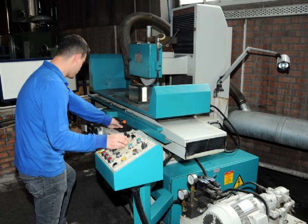 'u anda 10'a yakn silah yapyoruz. Bunlar prototip olarak dnebiliriz. Bu 10 tfekle tekrar 35'e yakn kalifikasyon testlerini icra edeceiz. Bu testler bittikten sonra inallah seri imalata gemeyi planlyoruz.   <br><br>  Silahmz, FN platform makineli tfeinin muadili bir silahtr. Teknik zellikleri olarak tfein arl 12 kilogramdr. 100 metrede elde ettiimiz dalm 15 santimetre civarndadr...   