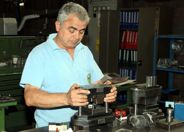 Montaj sreci devam eden tfein retimi hakknda bilgi veren Gm, 'Tasarm almalar yaklak 3 yl srd. Tfein paralarnn tamam hibir destek alnmadan fabrikamzda retildi.  <br><br>  lerleyen zamanlarda youn seri imalat srecine baland zaman da fabrikamz imkanlar ve alt yklenici desteiyle seri imalat gerekletireceiz.' dedi.    