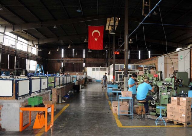 Dakikada 600 ile 900 aras ayarlanabilir atm yapma imkanmz mevcuttur. Namlu boyu 547 milimetredir. Bu tfeimizle etkili menzil olarak 800 metreye kadar at yapabiliyoruz.'   