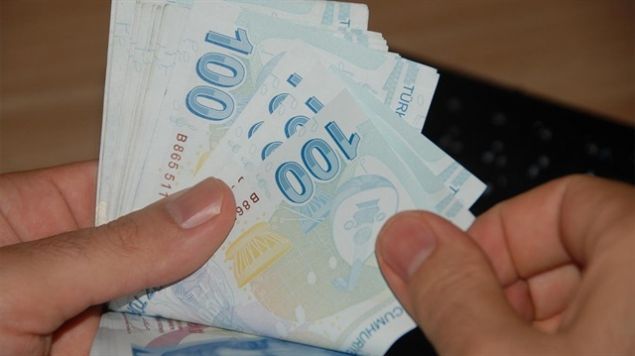 Bu kapsamda, 2009 y�l�nda emekli olan bir Ba�-Kur�luya �imdiye kadar 1.305 lira eksik yat�r�ld���n� tespit eden SGK, bu vatanda�a toplu olarak �deme yapt�. SGK�n�n taramas�n� yapt��� Ba�-Kur�lu say�s�n�n 700 bin ki�i oldu�u bildirildi. 