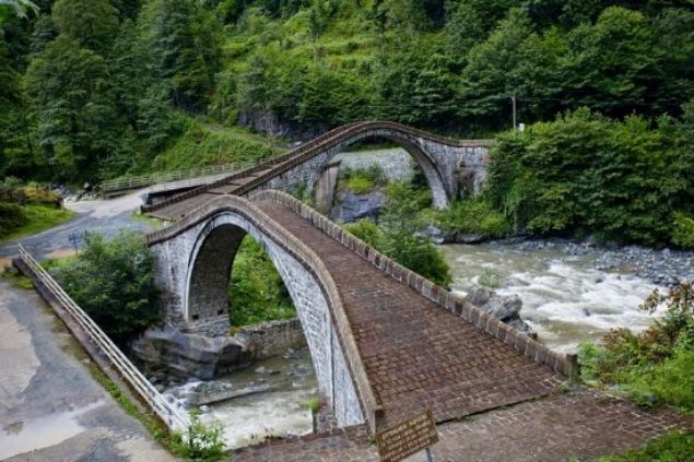 ��FT KEMERL� K�PR�  <br><br>  Herkesin g�rmesi gereken bir yer... O g�zel manzaraya kar�� �ay yudumlad���n�z� hayal edin... Son zamanlarda g�rd���m en g�zel manzara...  <br><br>  Derelerden ve denizden gelen ta�lar ile ormanlar�ndan kesilen a�a�lar ile yap�lan o evler tam bir tablo gibi...           