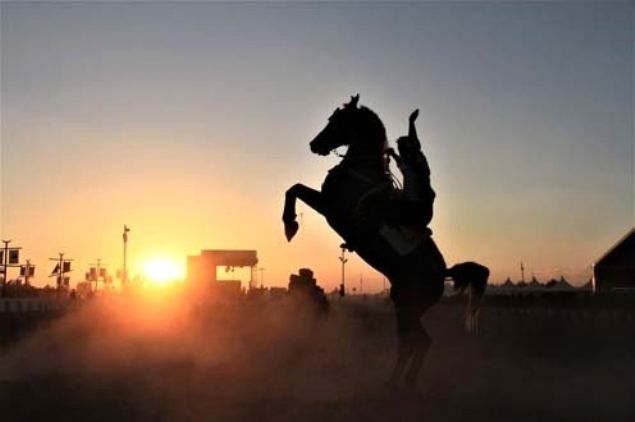 Sultan Alparslan'n cuma gn son hazrlklarn gzden geirdiini ve cuma namaznda askerlerine dokunakl bir hutbe verdikten sonra Bizans ordusuna saldrdn ifade eden Alican, bu hareketinin Alparslan'n ne kadar byk bir komutan olduunu gsterdiini vurgulad. 