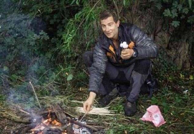 Bulduu yerlerde adrda kald grnen Grylls'in aslnda, kameralar kapandnda otelde kald da iddia ediliyor. 