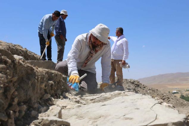 Yiyecek ve ieceklerin muhafaza edildii pithoslarn (byk kp) bulunduu depo alannn koruma altna alnd kalede ortaya karlan yaplar, Urartularn asrlar nce depreme kar ald nlemleri ortaya koydu. 