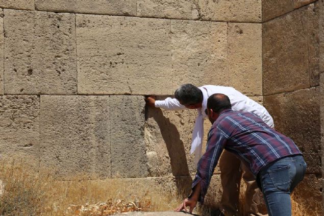 Van'da Urartu Kral 2. Sarduri tarafndan ina edilen avutepe Kalesi'nde ortaya karlan yaplarda, Urartularn asrlar nce yaplar depremden korumak iin zel nlemler ald belirlendi. 