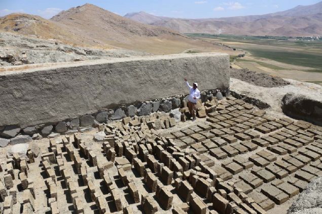 Bu, haere ve bceklere kar bir nlemdir. Urartularn ok hijyenik olduklarn gsteriyor. En nemlisi, zanaatin ok ileri olduu grlyor. Hem mimari hem de dier sanat dallarnda bunu grebiliyoruz.' 