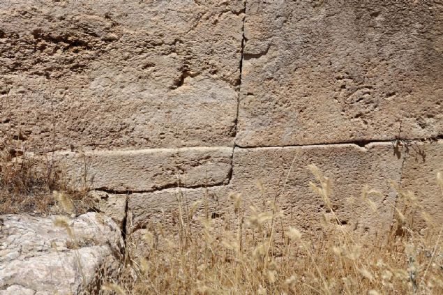 Bu yl srdrlen almalarda, deprem etkisiyle yklan duvarlarn yeniden yaplarak eski grkemine kavuturulmas hedefleniyor. 