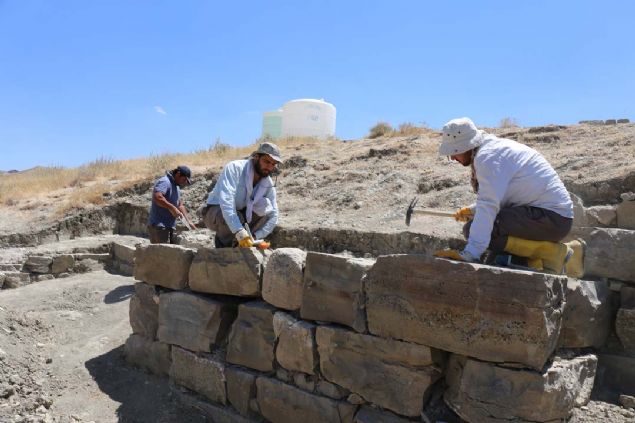Sarsntlar nedeniyle yklan baz blmlerin topraktan yaplan kolonlarla yeniden glendirildii kalede, bazalt talarndan ina edilen blmlerde ise depremde yaanmas muhtemel kaymalara kar kilitli talarn kullanld tespit edildi. 