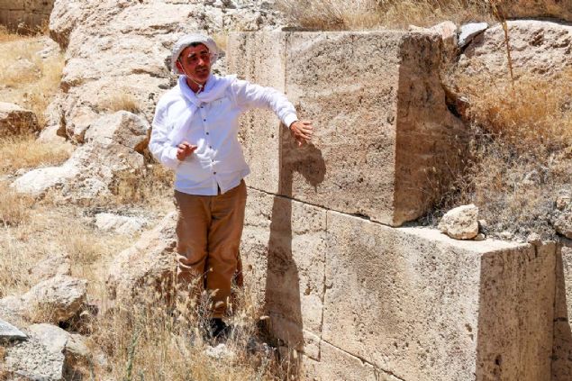 'Urartular, pirinci elde eden ilk uygarlklardan biri. Madenleri eriterek kartrma geleneini iyi biliyorlar. Harta da kimyasallar kullanmlar. Bu bizi ok artyor. nk yaadklar mekanlarn altna kalker tozundan kire dkmler... 