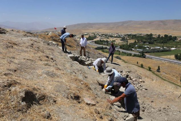 Kale duvarlarnda kullanlan talarn zmparalanmas iin kum talarnn kullanldn ifade den avuolu, elikleme tekniini ilk kullanan uygarlk olan Urartularn, kum talaryla kesilen talar dzletirdiini aktard. 