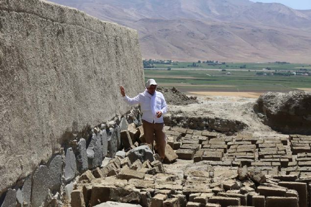 Grpnar ilesinde Urartu Krall'nn en parlak dneminde yaptrlan avutepe Kalesi ile kuzeyindeki nekropol alannda yrtlen kaz ve restorasyon almalar devam ediyor. 