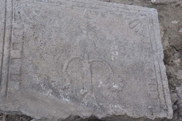 �am�avu� k�y�nde yar�s� k�r�lm��, �zerinde bir adam, adam�n ba�� �zerinde ok ve ta��n kenarlar�nda fig�rler olan ta� ise dikkat �ekti.   