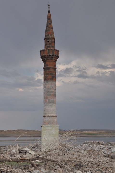 Sular�n �ekilmesiyle birlikte yetkililerce ba�lat�lan temizlik �al��malar�n� olumlu bulan Be�li, 'Tabi ki ben buray� periyodik olarak 1 y�ld�r �al���yorum. A�a�� yukar� buraya ait b�y�k bir ar�ive sahip oldum.   <br><br>  Caminin i�erisinde �al��malar�m var. Yetkililer buray� temizlik a�amas�na getirmi�ler, d�zeltme yap�yorlar. Camiyi y�km��lar, minareyi y�kmam��lar. Minarenin kalmas� iyi, �ehrimize gelen yerli ve yabanc� turistler i�inde �ok �nemli bir fakt�r minare, sular i�erisinde �ok g�zler g�r�n�yor. Minare y�k�lmas�n, b�yle kals�n. Buralar�n d�zeltilmesi de �ok iyi oldu' dedi.   