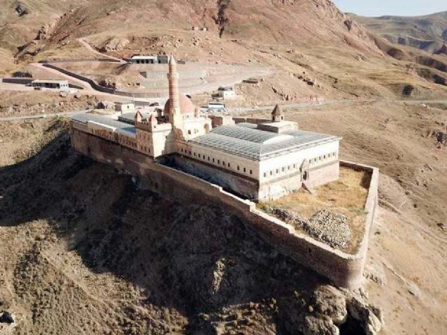 'Saray�n etraf�ndaki eserlerin de gezi programlar� kapsam�nda tan�t�l�p turizme kazand�r�lmas� laz�m. �shakpa�a Saray�'n�n hemen yan�nda yer alan ve Urartu d�nemine kadar uzanan, ancak Orta�a�'da onar�l�p g�n�m�ze kadar gelebilen eski Beyaz�t Kalesi var, bu kalede Do�u Anadolu B�lgesi'nde tek �rne�i olan Urartu d�nemine ait kabartmal� kaya mezarl��� var ve Anadolu'da ba�ka �rne�i yok. Geziler d�zenlenirken �evredeki bu �zelliklerin de g�z �n�nde bulundurulmas� gerekir'     