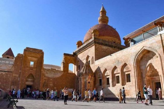 Osmanl� mimarisinin Anadolu'daki se�kin �rneklerinden olan, B�y�k Sel�uklu Devleti'nin de s�sleme sanat�n�n izlerini ta��yan ve 19 y�l �nce UNESCO D�nya Miras Ge�ici Listesi'ne al�nan saray, T�rkiye'nin yan� s�ra ba�ta Avrupa ve Asya olmak �zere d�nyan�n her yerinden ziyaret�i a��rl�yor.     