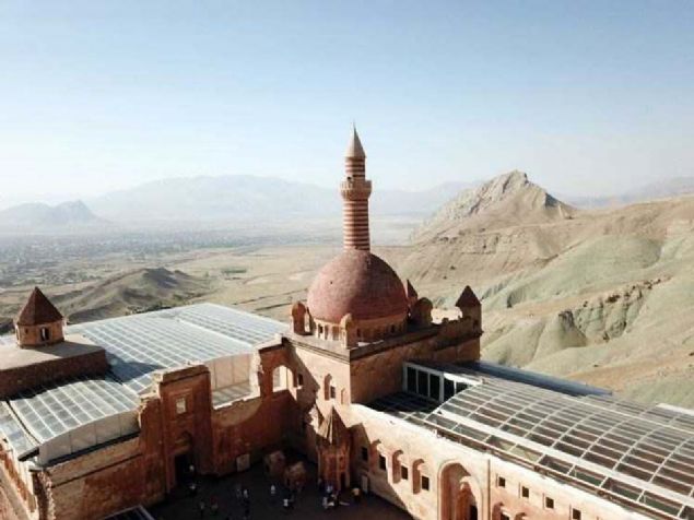 'G�n�m�zde kalorifer sistemi dedi�imiz sistemin asl�nda bir formu yap�lan �al��malar s�ras�nda duvar aralar�nda bahsetti�imiz bu s�cak su dola��m�n� sa�layan topraktan yap�lm�� k�nk borularda tespit edilmi�tir. Yine saray�n ilgin� bir �zelli�i o d�nem Avrupa saraylar�nda g�rmedi�imiz ama �shakpa�a Saray�'nda son derece geni� mekan anlam�nda tasarlanan tuvalet b�l�m�d�r. Avrupa saraylar�nda o d�nem tuvalet yok...     