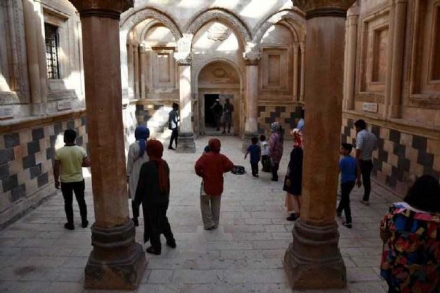 'SARAY YANINDA ANADOLU'DA BA�KA �RNE�� OLMAYAN KAYA MEZAR VAR'   <br><br>  '�shakpa�a, b�lgeye gelen hemen hemen herkesin ilk etapta g�rmek istedi�i bir yap�. �shakpa�a Saray� belki yap� itibar�yla �n plana ��k�yor ancak saray�n etraf�nda daha de�erli eserler de var' diyen �etin, �unlar� kaydetti:     