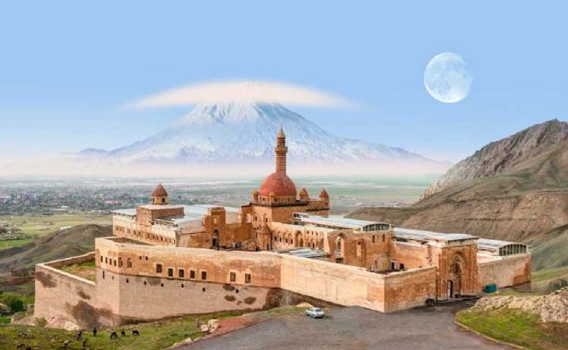 'ANADOLU'DAK� TEK SARAY'   <br><br>  �shakpa�a Saray�'n�n ayn� zamanda Anadolu'daki tek saray olmas� a��s�ndan da �nemli oldu�unu aktaran �etin, saray bulundu�u konum itibar�yla sadece Osmanl� mimarisinin izlerini de�il, ayn� zamanda Sel�uklu mimarisi ve Kafkas sanatlar�n�n geleneklerini b�nyesinde bar�nd�ran eklektik �zellikler ta��d���n� aktard�.     