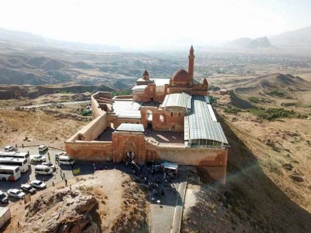 �etin, saray�n yap�l�� s�reciyle ilgili ellerinde �ok �nemli bir veri bulundu�unu ifade ederek, s�zlerini ��yle s�rd�rd�: 'Harem ta� kap�s�n�n �zerinde yer alan kitabede saray�n 1784 y�l�nda ��ld�r O�ullar�'ndan 2. �shak Pa�a taraf�ndan yapt�r�ld��� yaz�lmakta. Saray kompleks bir yap�, i� i�e yerle�tirilmi� 'U' bi�imli 3 avludan meydana gelmekte.     