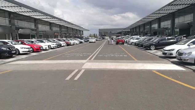 YEN DZENLEMEY AKYURT 2. NOTERݒNE SORDUK   <br><br>  2019'un sonunda yrrle yeni ikinci el otomobil sat ynetmeliinin getirecei yenilikleri renmek zere Otonomi'de grev yapan Akyurt kinci Noteri Muzaffer nder'i ziyaret ettik.   <br><br>  nder, yeni ynetmeliin ertelenmesi konusunda esnafn tamamna yetki belgesinin ulamamasnn olabilecei bilgisini paylat.  <br><br>  Getirilen ynetmelik hakknda deiikleri sorduumuz nder, Ocak 2020'de ikinci el esnafna sat srasnda yetki belgesinin sorulacan syledi.<br><br>  Bireylerin yl ierisinde 3'ten fazla otomobil satnn Vergi Usul Kanunu gerei ticari faaliyete girdiine dikkat eken nder, yeni dzenlemeyle bu sattan fazlasn yapmak iin kinci El Esnaf Yetki Belgesi'nin sat srasnda isteneceini syledi.        