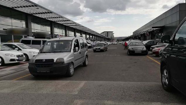 'MODELL ARATA 20.000 TL ETKS OLUR'  <br><br>  Kilometre oynamasnn ara beyninden de kontrol edilebildiini belirten esnaf, aracn asi numaras sorgulamasndan ve yine aracn genel durumundan kilometre hakknda gr edindiklerini syledi.  <br><br>  Kilometre oynamalarnn ekonomik boyutunu sorduumuz esnaf, bu sahtekrln etkisinin aracn marka, model ve fiyat seviyesine gre deieceini, st seviye bir ara iin 20.000 TL'ye kadar etkisinin olabileceini ifade etti.      