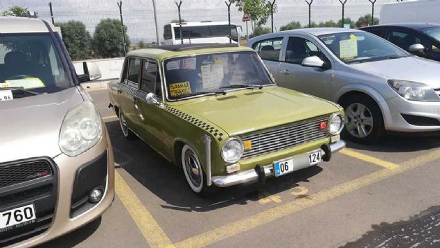 KLOMETRE MESELESNE 'PTT' NLEM   <br><br>  Ziyaretimizin ilk duranda ikinci el esnafna 'kilometre' drmelerine kar nasl nlem aldklarn sorduk.  <br><br>  Esnaf, kilometre konusunda PTT'nin sorgulama sistemini ok sk kullandklarn syledi. PTT'nin ara kilometre sorgulama sistemini kullandklarn belirten esnaf, bu sistem dnda HGS sorgulamas yaplan Karayollar Genel Mdrl sitelerinden faydalandklarn anlatt.   <br><br>  Bunun dnda zaman zaman otomobillerin servislerini de kontrol ettiklerini belirten esnaf, 'Kilometresi oynanm arac kesinlikle almam.' dedi.         