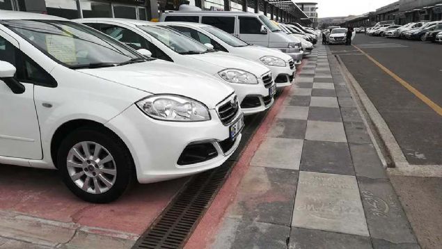 'O ARACIN KLOMETRES LE YZDE 99 OYNANMITIR'  <br><br>  kinci el sat sitesinde yaptmz gezinin devamnda iki esnaf ile daha konutuk. Bir esnafn tavsiyesi ayrca dikkatimizi ekti.  <br><br>  Aracn servis bakm aralklarna dikkat eken esnaf, bir ylda 10 bin km yapan aracn, sonraki ylda 2 bin km yapmasnn mmkn olmadn, buradan kilometre oynamalarn yakaladn belirtti.  <br><br>  Ara kullanm artlarnn ayn, sahibinin ayn olduu durumlarda yllk ortalama kilometrenin deimeyeceine vurgu yapan esnaf, '2001 model ara 70-80 binde geliyorsa, yzde 99 kilometresi ile oynanmtr.' ifadelerini kulland.          