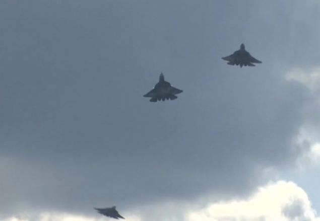  Gizliliiyle de n plana kan uak, radar ve kzltesinde dk iz brakyor.        