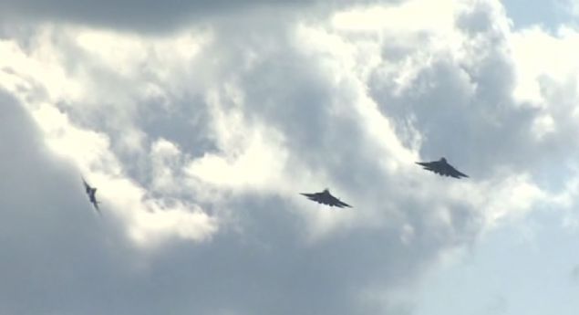 Su-57'de seleflerine kyasla kullanlan kompozit malzemeler, inovasyon teknolojileri ve uan aerodinamik yaplandrmas sayesinde hem bir saldr ua hem de bir sava ua ilevlerini birletiriyor.        