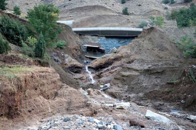 Sivas'�n Koyulhisar il�esinde HES kanal�n�n patlamas� sonucu D-100 kara yolundan ge�en iki ara� suya kap�ld�, kurtar�lan 6 ki�i hastaneye kald�r�ld�.   