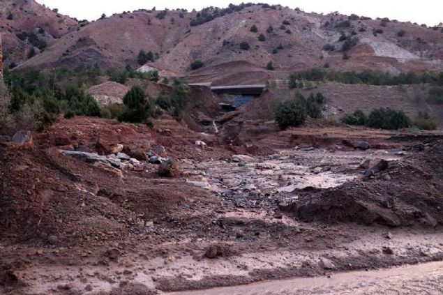 �ki arac�m�zdaki 6 vatanda��m�z sa� salim kurtar�ld�. �imdi vatanda�lar�m�z Su�ehri Devlet Hastanesinde tedavi alt�nda. Sevindirici taraf� �u an can kayb� yok. Biraz tahribat, mal kayb�, zarar var ama �nemli de�il.'   