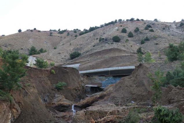 Genel bir taramayla bu karanl��a ra�men herhangi bir ara� olmad���n� de�erlendirmekteyiz. Riske girmemek i�in de jandarma ve emniyet te�kilat� da di�er 3 araca ula�maya �al���yor. Telefonlar� �al�yor ama cevap vermiyorlar. Muhtemelen uykuda olabilirler. Emin olmak i�in bu �al��ma devam ediyor.'   