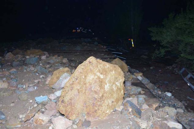 �zel bir te�ebb�se ait HES kanal� patlad�. Yo�un bir su ak��� ve ola�an�st� bir malzeme k�tlesi yolu trafi�e kapatt�. Bu esnada tespit etti�imiz 2 arac�m�z� su dere kenar�na att�. Su tahliyesi yap�ld�ktan, baraj�n kap�s� kapat�ld�ktan sonra arkada�lar�m�z h�zl� �ekilde m�dahale etti...   