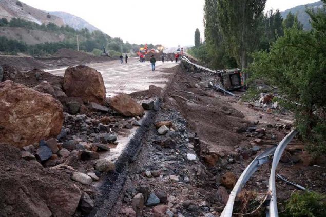 Suya kap�lan ara� say�s�n�n 2 oldu�unu dile getiren Ayhan, ��yle devam etti: 'Onun d���nda emin olmak i�in Plaka Tan�ma Sistemi'nden bu b�lgeye ge�en ara�lar�n tespiti yap�l�yor. Plaka �zerinden mal sahiplerine ula��yorlar, �u an 3 vatanda��m�za ula��ld� sorun yok, 3 vatanda��m�za da ula�maya �al���yorlar...   