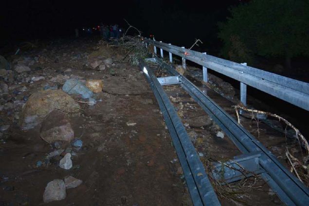 Su�ehri Belediyesi Arama Kurtarma Derne�i Ekip Amiri Yal��n K�r�lmaz ise ��yle konu�tu: 'Olay yerine geldi�imizde a��r� su vard�. Sesler, ba��rt�lar geliyordu. Sudan ge�mek m�mk�n de�ildi, �ok �iddetliydi...   