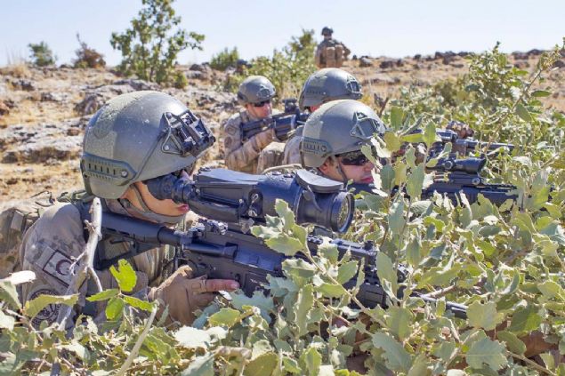 LER Bakanl'nca terr rgt PKK'ya ynelik Mardin, rnak ve Batman'da 117 timin katlmyla balatlan 'Kran-2' operasyonu kapsamnda belirlenen terr hedefleri ate altna alnyor. 