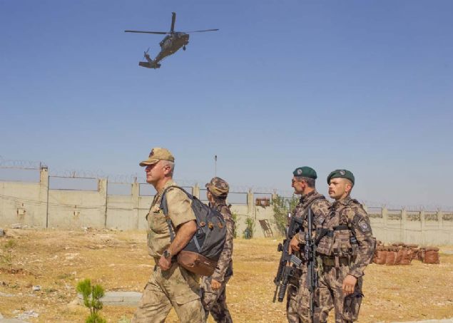 Jandarma zel hareket ve polis zel harekat ile gvenlik korucularnn yer ald 1750 personelden oluan 117 timin yer ald operasyona ATAK helikopterleri ate destei veriyor. 