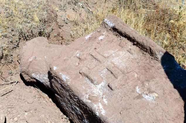 le merkezinin yaklak 10 kilometre uzaklndaki Kireli Mahallesi'nde belediyeye bal ekiplerin su isale hatt iin i makinesiyle alma yaptn gren kyller, grevlilerin yanna gelip buradaki bir alanda yer alan bir ukurun, hayvanlarnn iine dp telef olmamas iin kapatlmasn talep etti.       