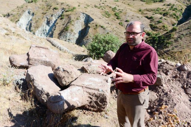 Durumu haber alan Erzurum Mze Mdr Arkeolog Hsn Gen, aratrmac yazar mer Faruk Kzlkaya ve beraberindeki uzman ekip ile kalntlarn bulunduu alana geldi.  <br><br>  Burada n inceleme yapan ekip, aralarnda 11 paradan oluan ko bal mezar ta ve yalak ile kafatas tespit etti. Ekipler, Anadolu'daki eski Trklerin izlerini gsteren tamgalar koruma altna alacak.      